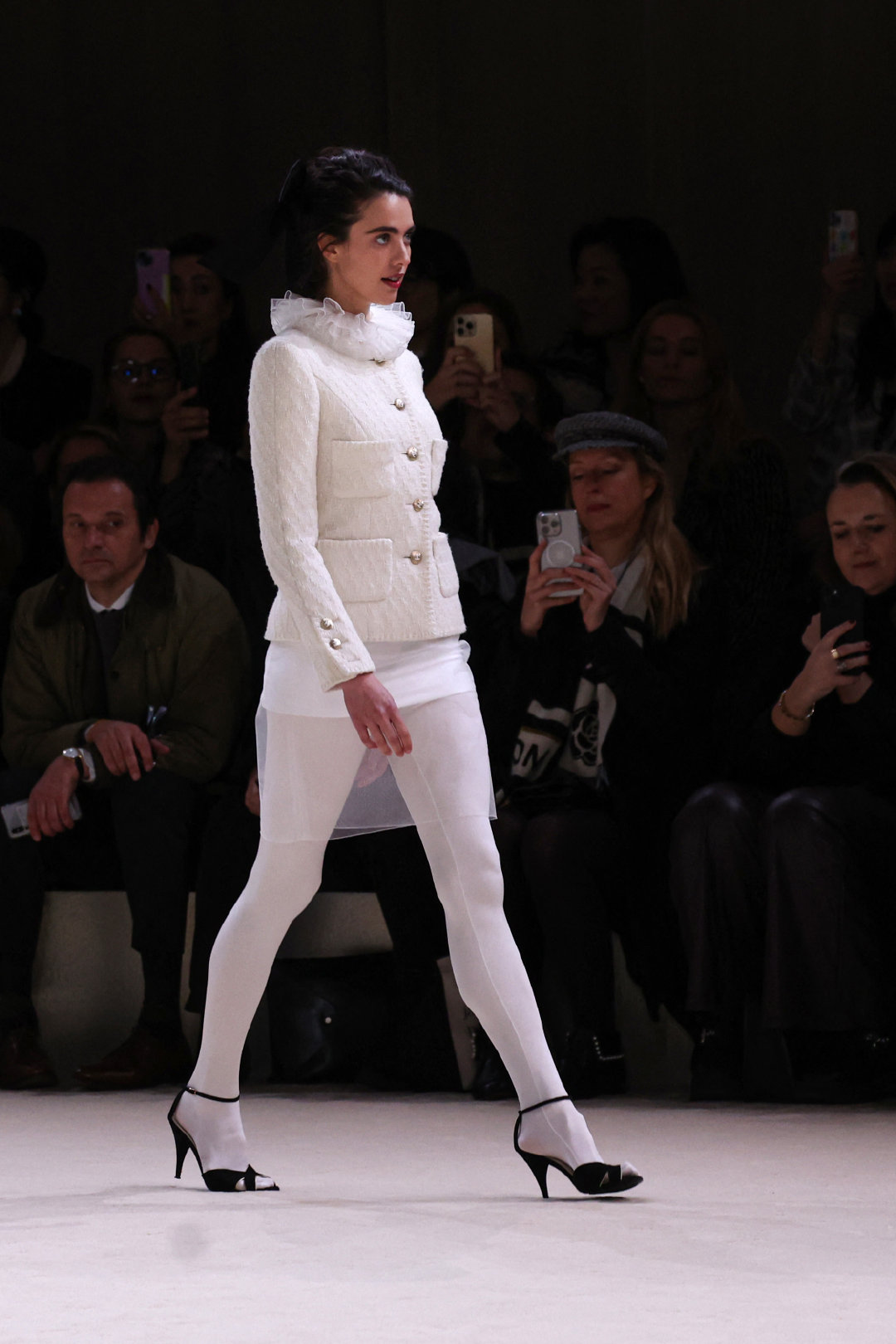 2021年玛格丽特·库里为Chanel 2021秋冬高定走秀，担任重磅闭秀婚纱新娘。2024年又为品牌2024春夏高定大秀开场，香奈儿亲女儿待遇。#时尚灵感解读# ​