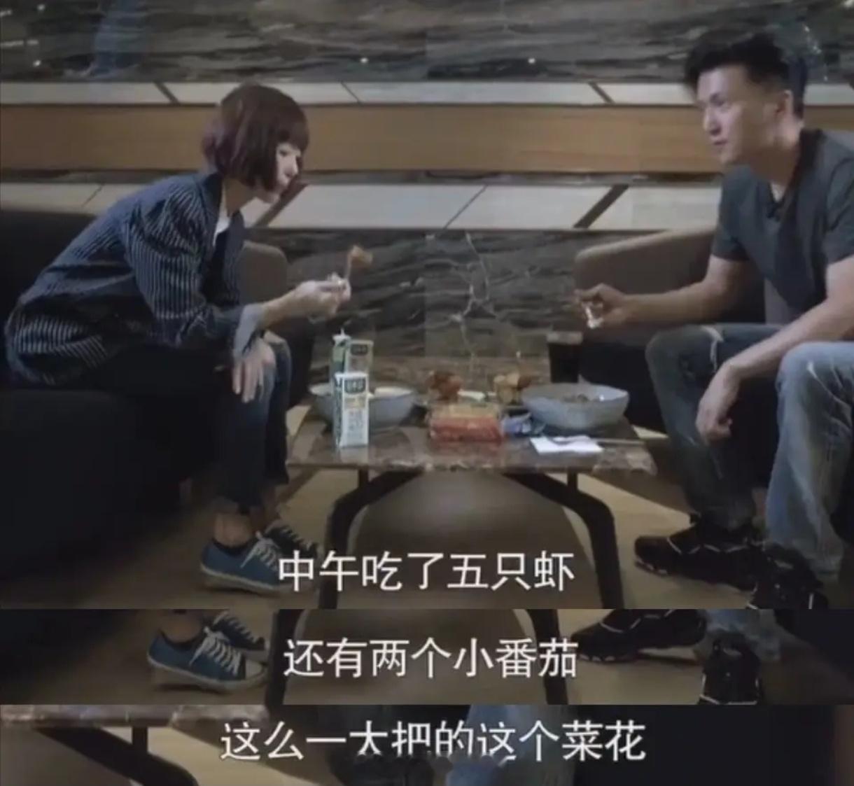 刷到鲁豫和谢霆锋的一档访谈节目，两人一起共进午餐，谢霆锋只吃了五只虾，一点菜花和小番茄，就不敢吃其他食物了，还说三文鱼特别容易长胖，就在那一点点吃点毛豆米，就这么多放下筷子不碰了。

评论区有人说，为啥明星吃那么少，还那么有精神头？还能坚持运动，开演唱会，各种通告，为啥我们普通人吃 ​