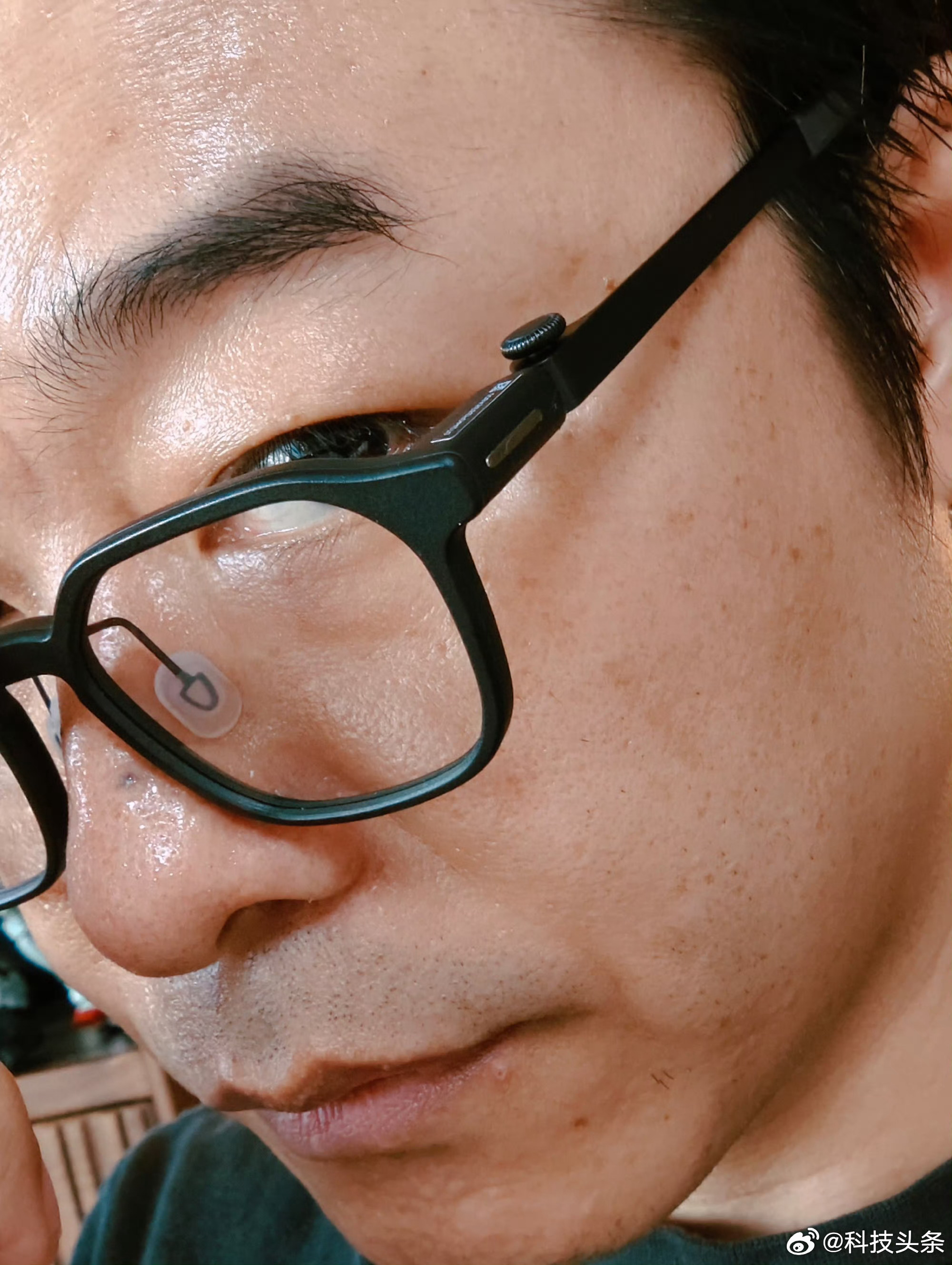 #科技博主集体换AI眼镜#你们都知道，#雷鸟iO#我已经戴了好久啦，憋了好多话想说。

今天终于可以说结论了！

轻巧舒适如日常普通眼镜，老曲不近视，日常就是偶尔戴墨镜或无镜片眼镜，逻辑上是无法忍受长时间佩戴眼镜的，但雷鸟iO我试了几天，前后配重很均衡，佩戴完全没有那种厚重的科技感，就是日常！ ​