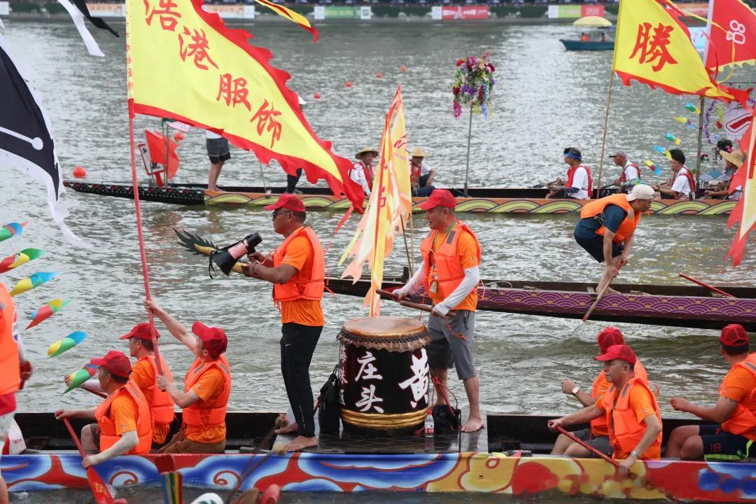 彩龙与游龙：龙舟不只是比赛，还有“水上巡游”的传统竞速龙舟拼输赢，彩龙...