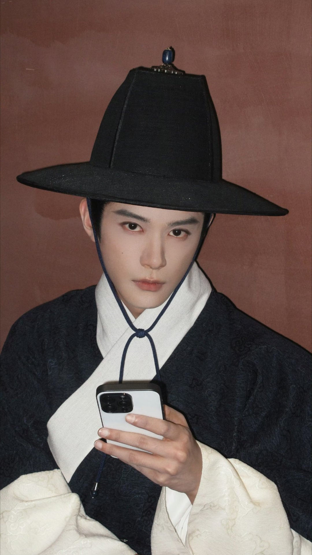 #邓凯# dk#邓凯陆封# 

笔落春风生锦绣，弦鸣秋水动清商。
才情不必争人赏，自有流光照远方。

​