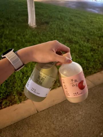难喝..苹果的一股香精味 抹茶的口感巨奇怪<br />回五山的班车不在...