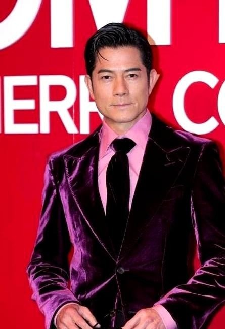 郭富城这波抄底操作直接炸了港圈楼市！

9月底他以公司名义豪掷628万港元，拿下柴湾工业城2期高层10室，1782呎的单位打算改造成专属排舞室，刚好和2023年张智霖袁咏仪夫妇880万入手的同层11室做了隔壁邻居。

前后脚差了一年，单价直接从四千九被砍到三千五，看着是替天王省下两百多万，但真没必要