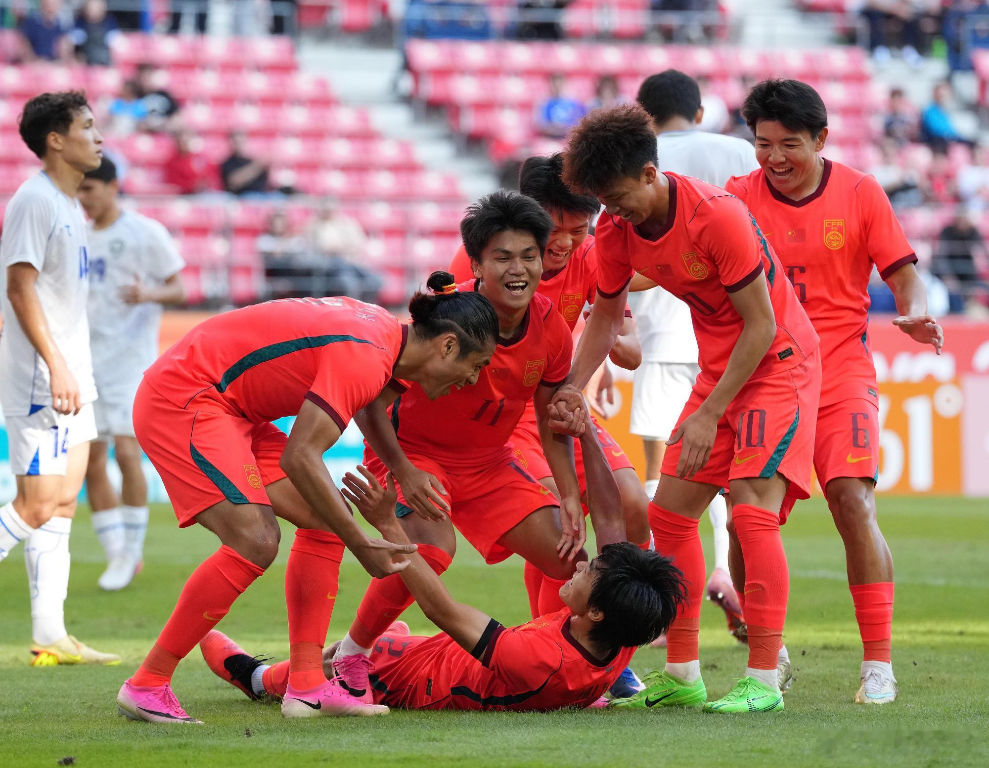 #男足颁奖中国和韩国队都很开心##亚运男足颁奖只有日本队笑不出来#
【亚运男足颁奖名场面，几家欢喜几家遗憾】
名古屋亚运会男足赛事收官，韩国、日本、中国分获金银铜牌，颁奖台上情绪反差强烈。
 
冠军韩国队1-0击败东道主日本，实现亚运男足四连冠。拿下金牌意味着队员可以免除兵役，全队难掩激动， ​