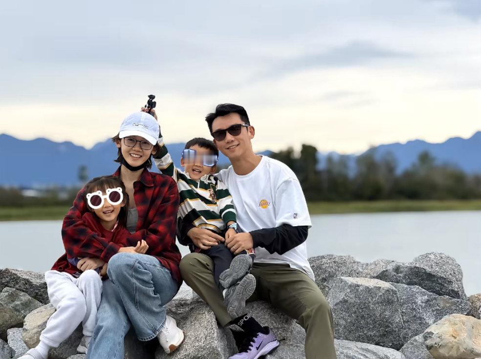 #郑恺苗苗带两孩子加拿大上夏令营#
一家人一起做一件事，坐在一起看海，画面安安静静，隔着屏幕都能感到幸福，满满的生活烟火气。 ​