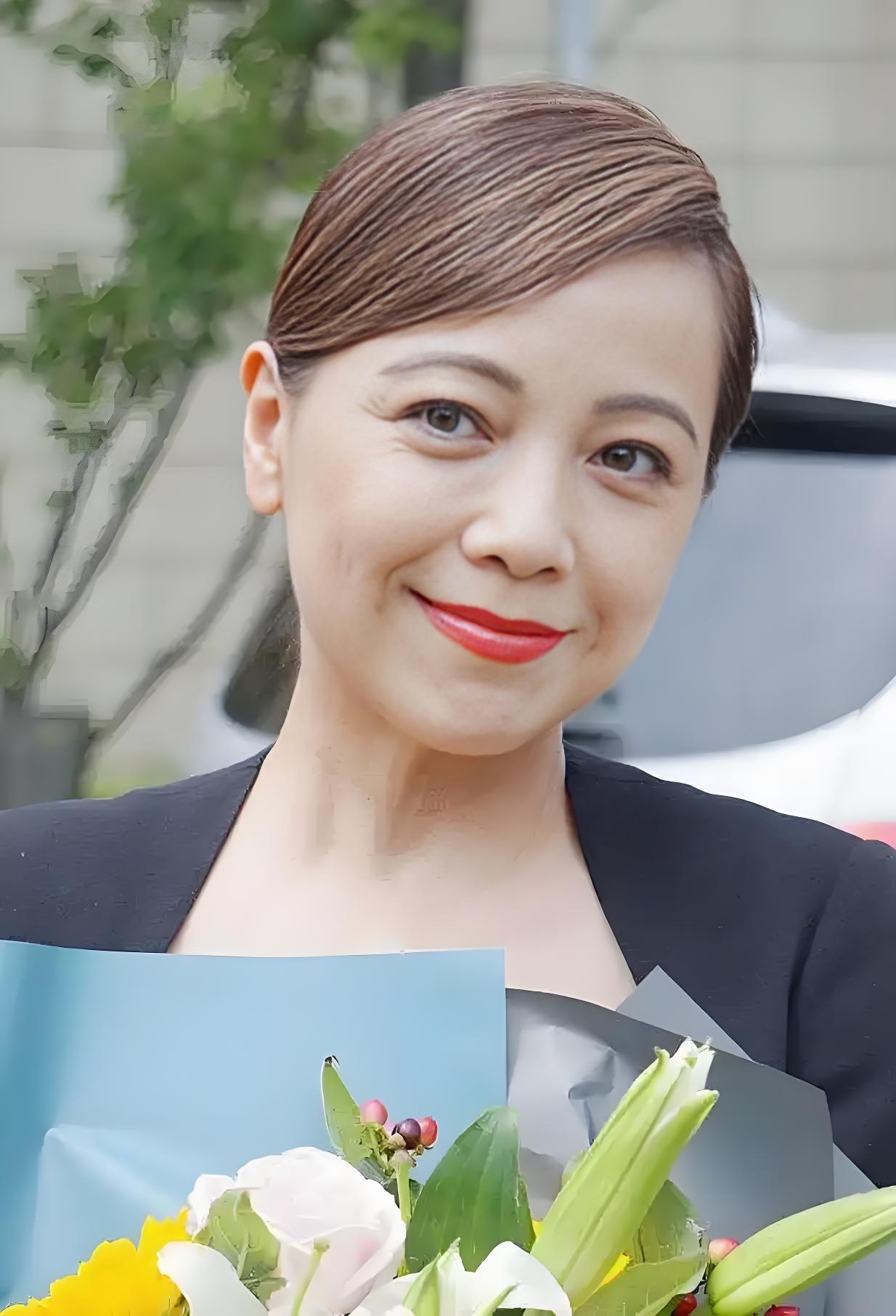 邓萃雯的演艺生涯，简直是港剧黄金时代里最“反套路”的范本。
刚从TVB艺员班毕业就被封“翁美玲接班人”，20岁靠《薛仁贵征东》直接爆火，连着拍了近十部重头剧，顺理成章坐上八十年代末TVB当家花旦的位置，起点高到旁人望尘莫及。
最绝的是她没走同期花旦嫁人生子淡出的老路，转