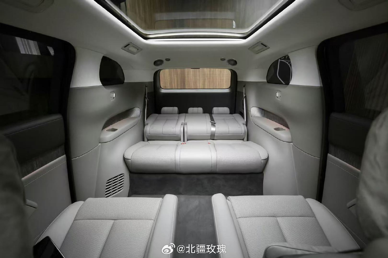 #余承东谈MPV三排安全#很多MPV只重视前两排，第三排草草应付。享界V8补齐后排安全，老人孩子坐末尾，全家出行更安心[给力][给力]#享界V8三排安全# ​