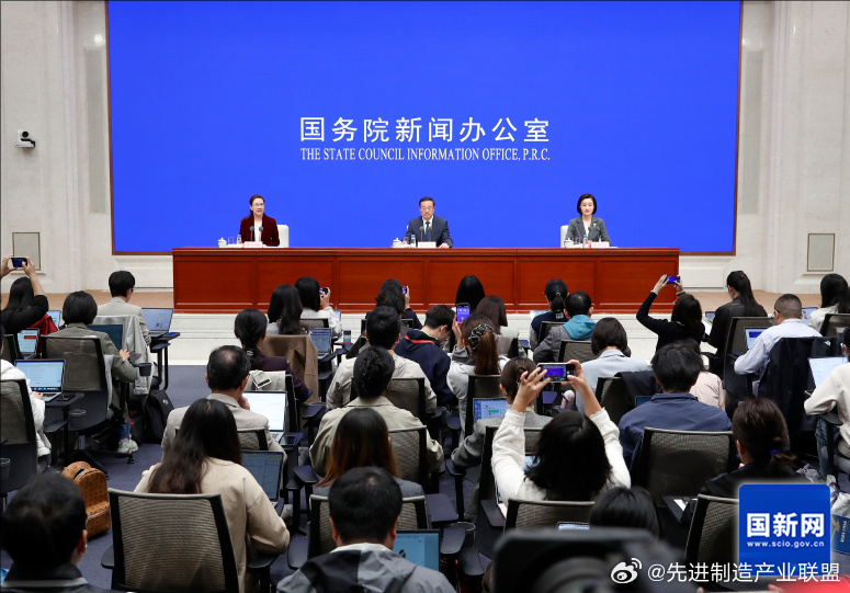 【国家统计局：人工智能加快落地，成为经济增长新引擎】10月19日，国新办举行新闻发布会，介绍2026年前三季度国民经济运行情况。国家统计局新闻发言人、国民经济综合统计司负责人王冠华在会上表示，今年以来，我国积极抢抓战略机遇，深化拓展“人工智能+”行动，人工智能加快从技术创新走向产业落地， ​