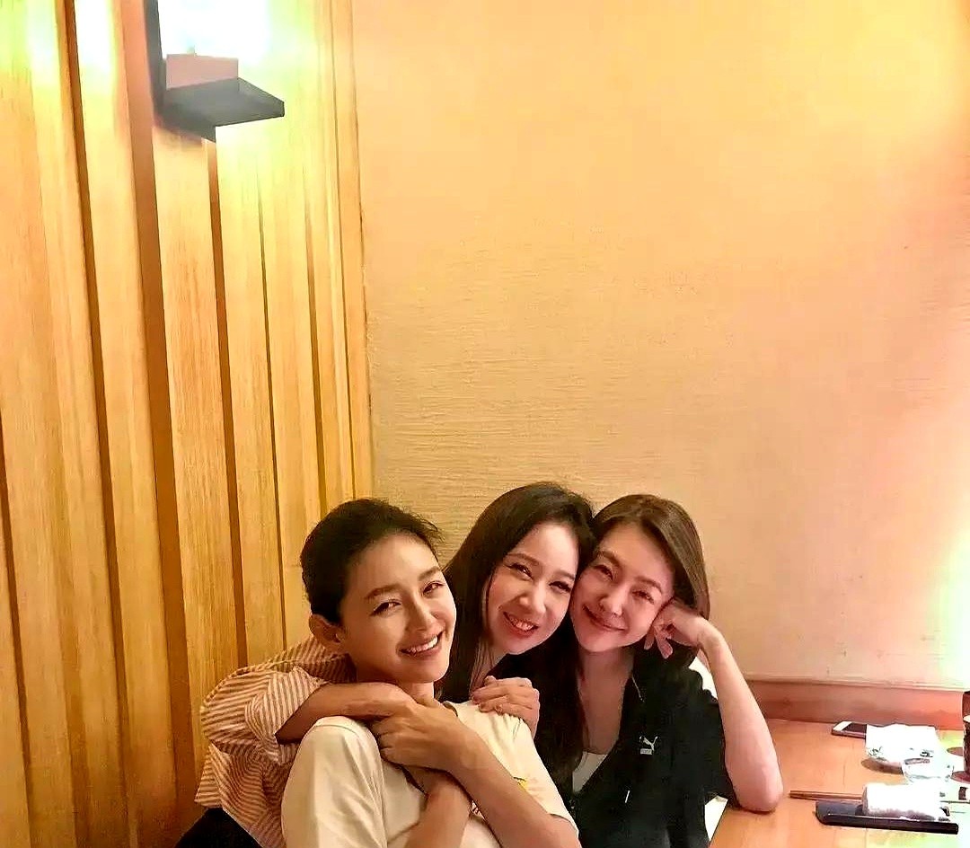 小S亲口承认过，自己三个女儿，大S管得比她这个亲妈还多。

早年大S还没结婚，小S生了大女儿。大S干脆当起了半个亲妈，天天接送上下学，照顾生活起居，全包了。

后来大S自己有了孩子，这份心也没减。一到暑假，她就把侄女接回自己家住着。为了陪孩子们上才艺课，她甚至把手头的工作直接推掉，全天候守着。

不
