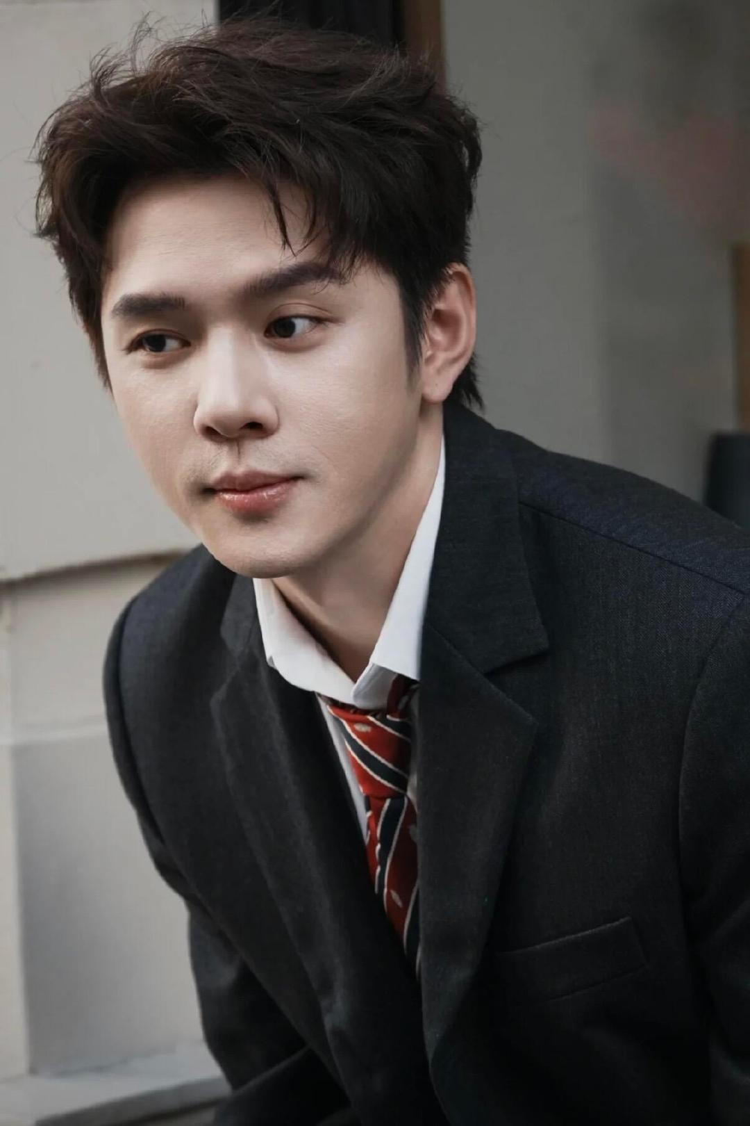 #李佳琦luke版给本人吓坏了#直播间爆笑名场面新鲜出炉，李佳琦点开AI生成的Luke版自己，当场瞳孔地震，真实反应笑点直接拉满。 ​