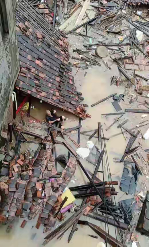 据央视新闻报道，受台风“沙德尔”残涡影响，9月1日以来福建莆田市连降暴雨，降雨叠加致灾风险，防汛形势严峻。9月3日13时，在全市实行“三停一休”，即停工（业）、停产、停课、休市。另据新华社，莆田市部分民房被淹、群众被困，有人员失联，当地正组织救援人员对受困群众陆续进行转移。极目新闻记者注意到，多名莆
