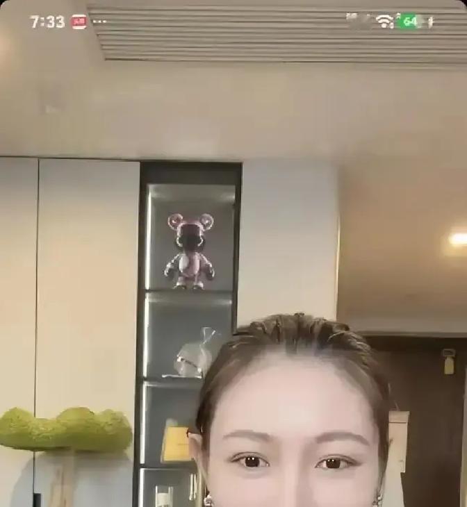 离婚都这么久了，还能带着前夫和前妻生的闺女一块儿出国游玩，搁一般人身上真做不到。葛荟婕在直播里看到女儿小苹果在机场跟着章子怡的照片，当场就红了眼眶，亲口承认自己当年看错也错怪了对方

按说都办了离婚手续，跟前夫家早已没半毛钱关系，对前夫大女儿更没有任何义务。可章子怡不仅没疏远这孩子，反倒跟以前一样带