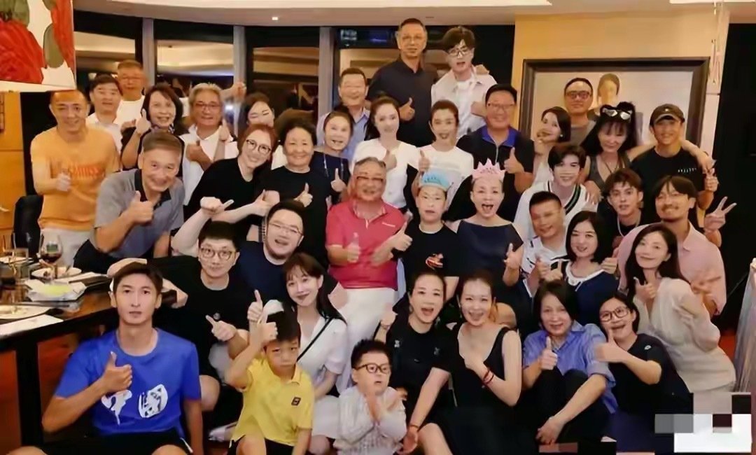 宋丹丹66大寿！亿元豪宅里全是鲜花气球，两个孙子陪着她，很幸福 ​