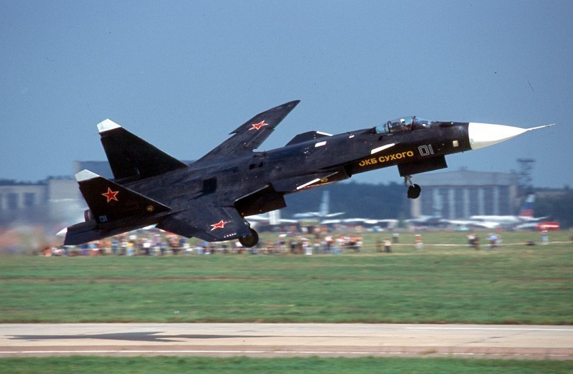 1997年9月25日，Su-47首飞
#历史上的今天##每天认识一件兵器# 苏-47“金雕”（俄文：Су-47 Беркут；英文：苏-47 Berkut），北约代号“Firkin”（小木桶），是一架由俄罗斯联邦苏霍伊航空集团研发的超音速试验机，曾在设计与试飞阶段曾经给予S-32和S-37的编号。这架飞机的最大特点在于前掠翼的 ​