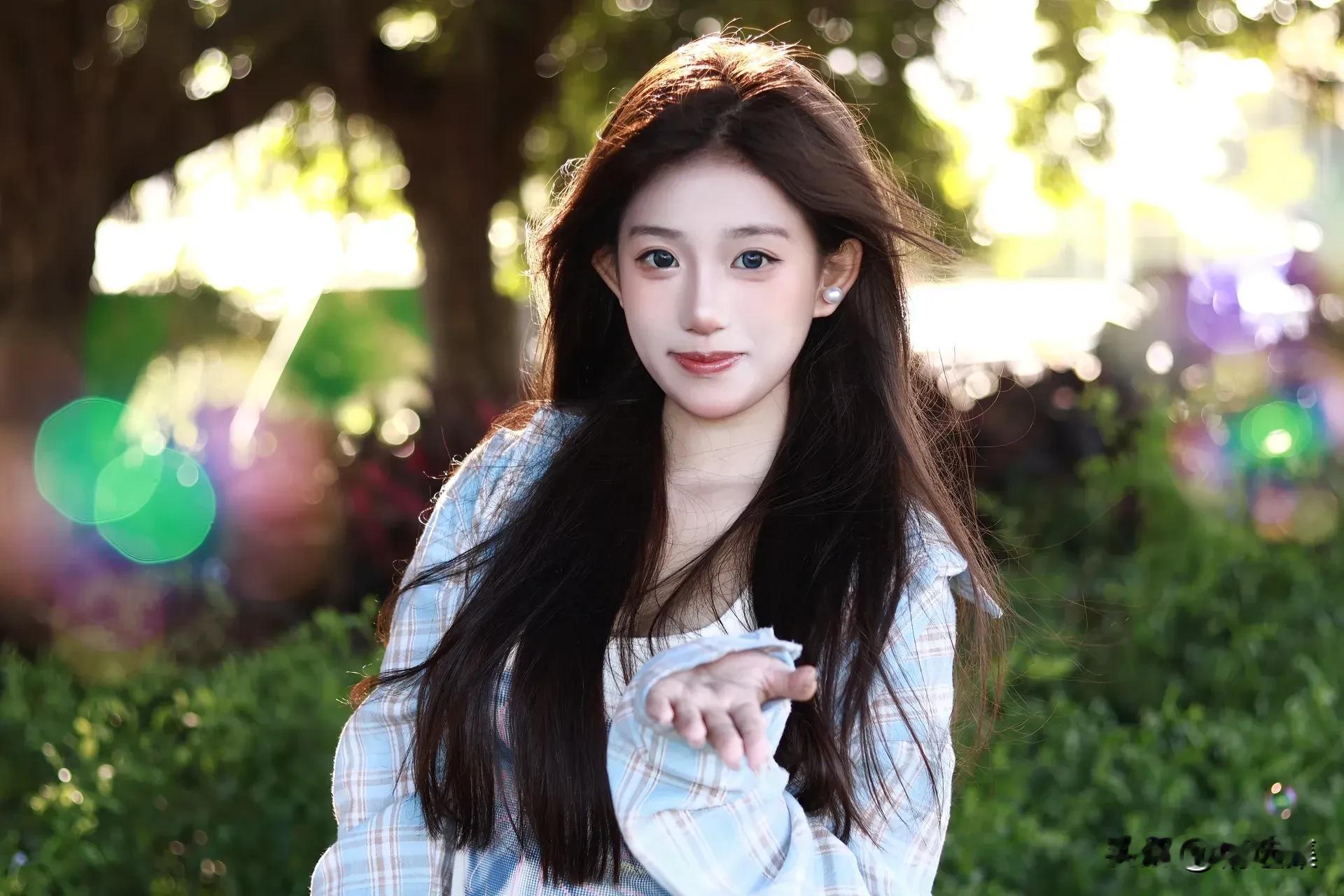 阳光下的甜美少女，温柔笑容，自然清新