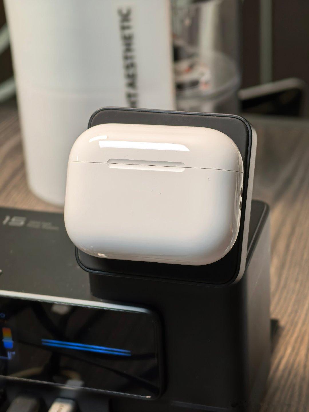 AirPodsPro3 居然有磁吸！ ​