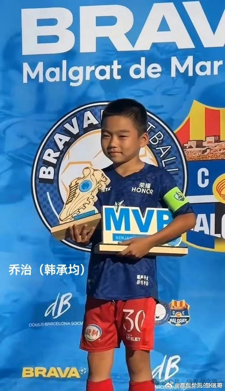 #中国足球小将西班牙捧杯##中国足球小将# 恭喜足球小将，希望你们长大后也能捧起国际赛事的奖杯。 ​