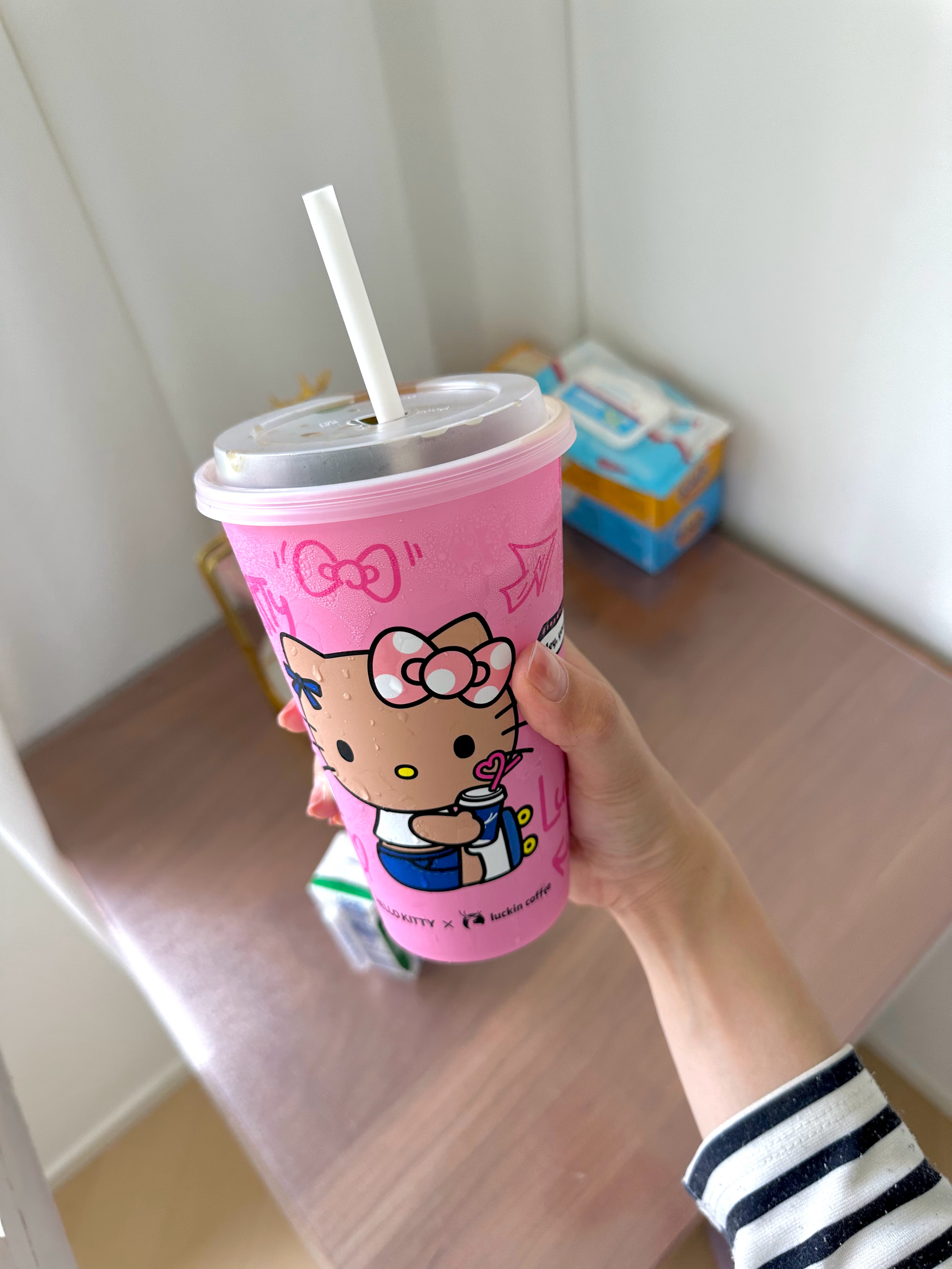 知道外面有多热么 把我们hello Kitty都晒黑了