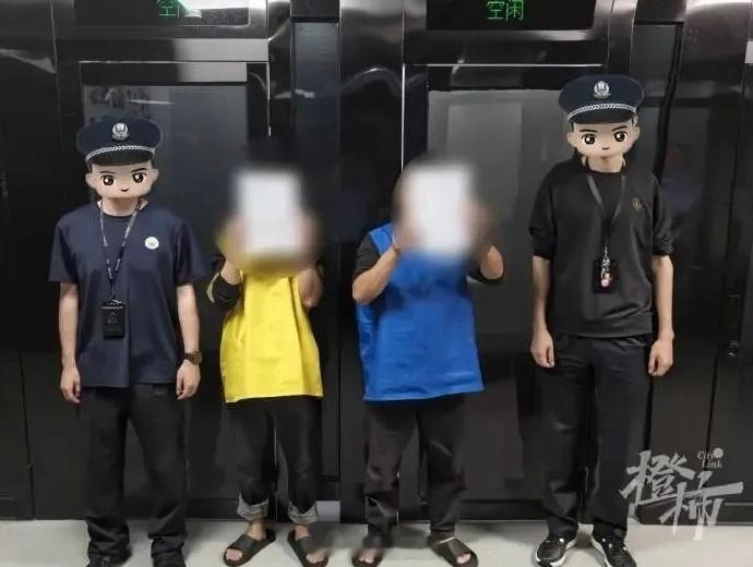 【男子不爽女友藏私房钱让兄弟伪造盗窃   男子偷女友钱找兄弟伪造入室盗窃被抓】“警察同志，我家进贼了！”10月7日凌晨，浙江杭州桐庐县公安局富春江派出所接到徐某某（化姓）报警，称她放在家中床底下的钱不翼而飞了，“房间被翻得很乱。”

然而，随着民警深入调查，这起看似是“入室盗窃”的案子却 ​