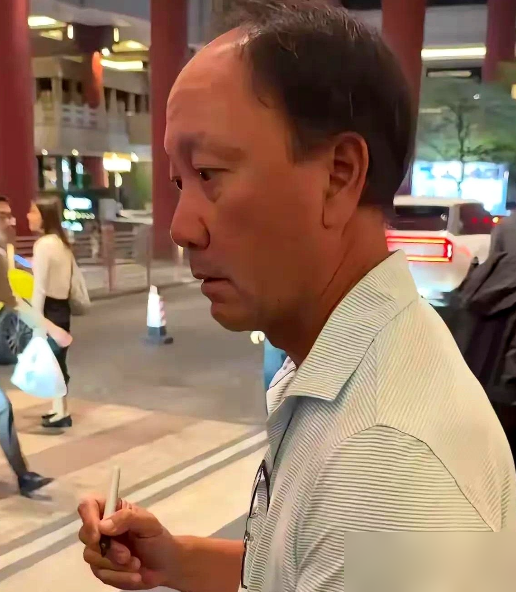 上海街头，甄子丹被路人原相机怼脸拍，头顶直接暴露了。
发际线退得厉害，头顶薄薄一层，跟印象里那个打十个的硬汉完全是两回事。旁边汪诗诗状态倒挺好，俩人遛达着买冰淇淋，像普通夫妻逛街。
问题是，这哥六十多岁了。去年还在拍动作片，镜头前头发乌黑浓密，打起来虎虎生风。广告里更是发丝根根分明，飘逸得能当洗