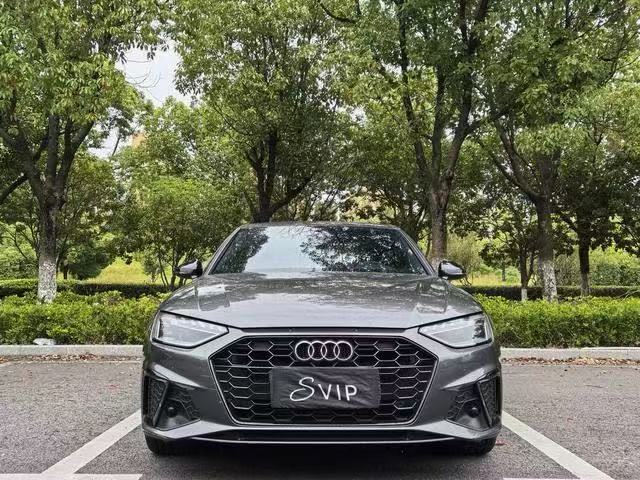 很多新手第一次买豪华二手车，只看外观新不新、内饰好不好看，完全不懂验车，很容易买到带病车。我前几天专门陪车友实地检测多台14万价位的奥迪A4L，今天把全套实战验车流程完整分享出来，全部是实操干货，看完你去看车绝对不会被车商忽悠。
首先看机舱核心隐患，B9代A4L最大通病就是冷却系统渗漏。打开机舱，优