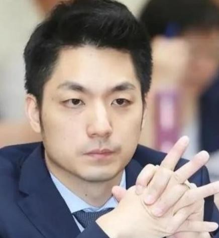 台北市长蒋万安曾撂了句狠话！他表示，如果大陆军机继续在台海绕飞演习，他就要停掉创办了十五年的”双城论坛”。

一场持续十五年的城市交流活动，因为一句关于停办论坛的表态，再次成为两岸舆论场上的焦点。双城论坛原本讨论的是城市治理、民生服务、青年交流等话题，却因为台海局势变化，被卷入更大的政治讨论之中。