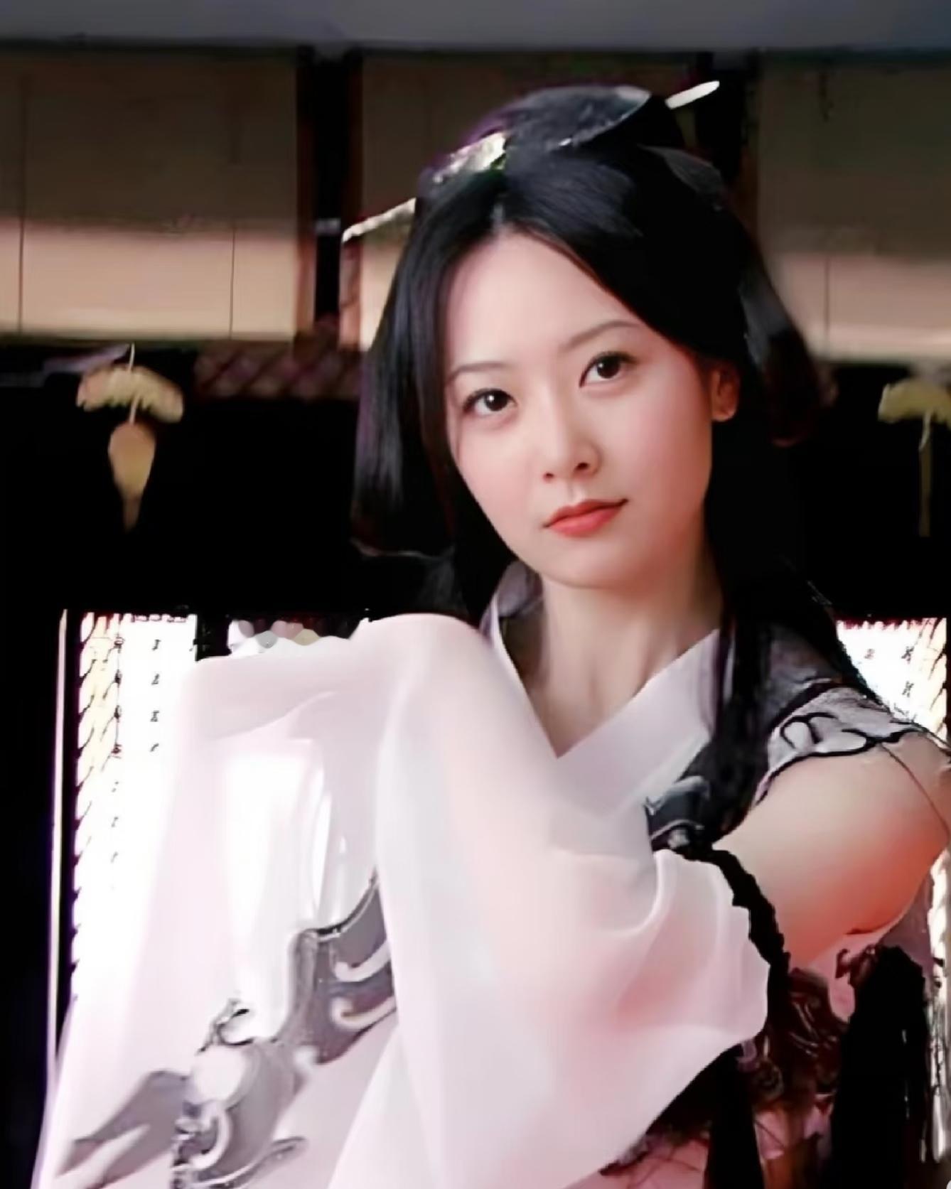白冰版的玉漱公主真的是刻进骨子里的古装白月光，当年一眼就记到现在。

2008年成龙筹拍剧版《神话》，把圈内的女演员面试了个遍都没找到合适的，连原定的金喜善都因为档期推了。

直到在李咏的综艺上看见穿白裙子的白冰跳了一支舞，当场就拍板定人。

那时候她才24岁，古装扮相完全踩中了古典美人的所有点，连