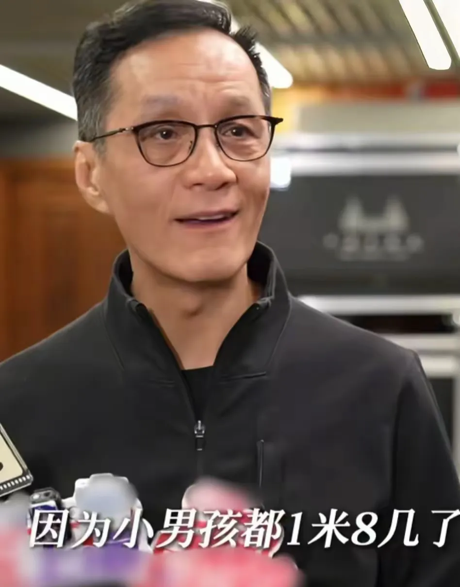 冯远征：“我现在最苦恼的就是，我招不到一米五几，一米六几的女演员，都一米七几了现在艺术院校，我招不到一米七几的男演员，因为小男孩都一米八几了。”

讲真，这话戳中了好多圈内圈外人的感慨。网上常有准备艺考的孩子聊起，外形条件好像越来越被看重，身高这块也成了大家心里很现实的一道坎。

剧院排《茶馆》，还