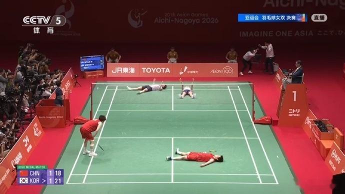 #羽毛球女双决赛太悲壮了##国羽女双虽败犹荣#【拼到跪地回球！银牌同样滚烫】9月29日，名古屋亚运会羽毛球女双决赛上演极限鏖战。刘圣书/谭宁苦战超百分钟，决胜局刘圣书腿部透支，站不稳仍跪地奋力回球，解说声音哽咽。终局两人体力耗尽难以站立，需轮椅协助退场，遗憾摘银。
金牌只有一枚，但拼搏不 ​