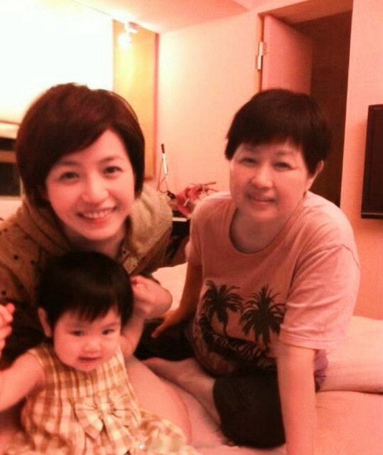 #陈妍希[超话]#  

祝美丽的万万女士生日快乐🎂 ！

是您的呵护与教导，成就了这份独有的温柔光芒✨

愿岁岁无忧，平安喜乐[心] ​