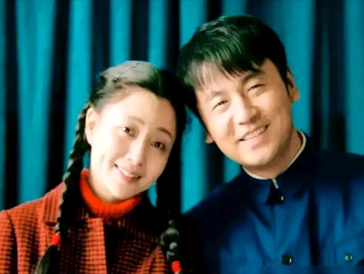 雷佳音眼眶憋得通红，扯着嗓子一声怒吼，旁边的殷桃吓得连大气都不敢喘。

开拍前剧本上干干净净一个字没写。导演刚喊开始，雷佳音和丁勇岱直接撞上。没词？全靠临场往外砸。雷佳音带着气声浑身发抖飙泪，对面的丁勇岱接得滴水不漏，嘴唇直哆嗦，眼泪跟着往下砸。两人硬生生把积压半辈子的怨气当场撕开。

镜头外的人全
