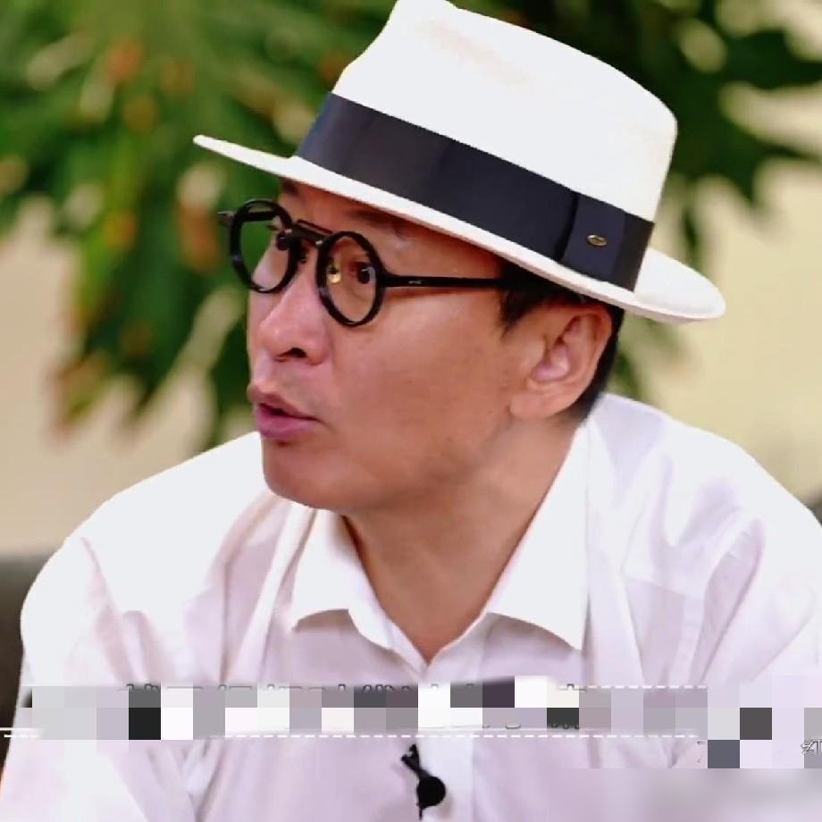 56岁周杰上节目，一句话把娱乐圈的遮羞布撕了：不是我不演，是剧本烂到没法接。
十年不吃晚饭，早晨就一个苹果，中午一顿正餐。别人笑他怪，他跑东北包稻田，种有机米，愣是把日子过成了养生模板。
57岁于谦呢？抽烟喝酒烫头一样没落，四合院里养鱼盘串，德云社那边闹得再凶，他躲家里乐呵。
一个极度自律，一