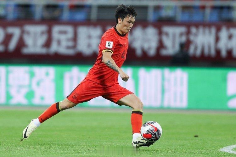 【 由于高准翼、李磊这对国足原主力边后卫相继受伤，教练组不得不考虑补招...