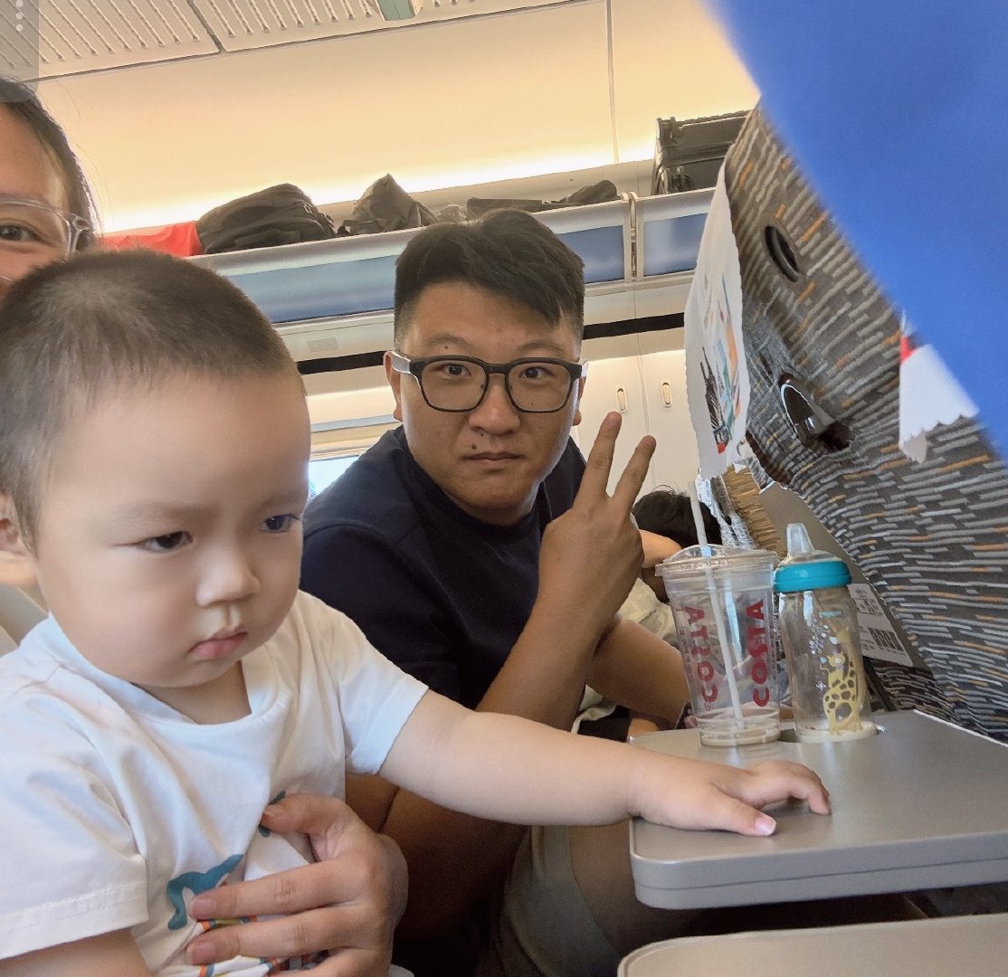 红梅带娃回北京
我继续出差去舟山

本来我担心红梅一个人带娃回程太累
原计划，我下午把她俩送到北京，晚上再去舟山

正好可以送她俩一块回北京
我就不用折腾一趟了！贼给力！

今天小安安有山东豪叔叔罩着了😄 ​