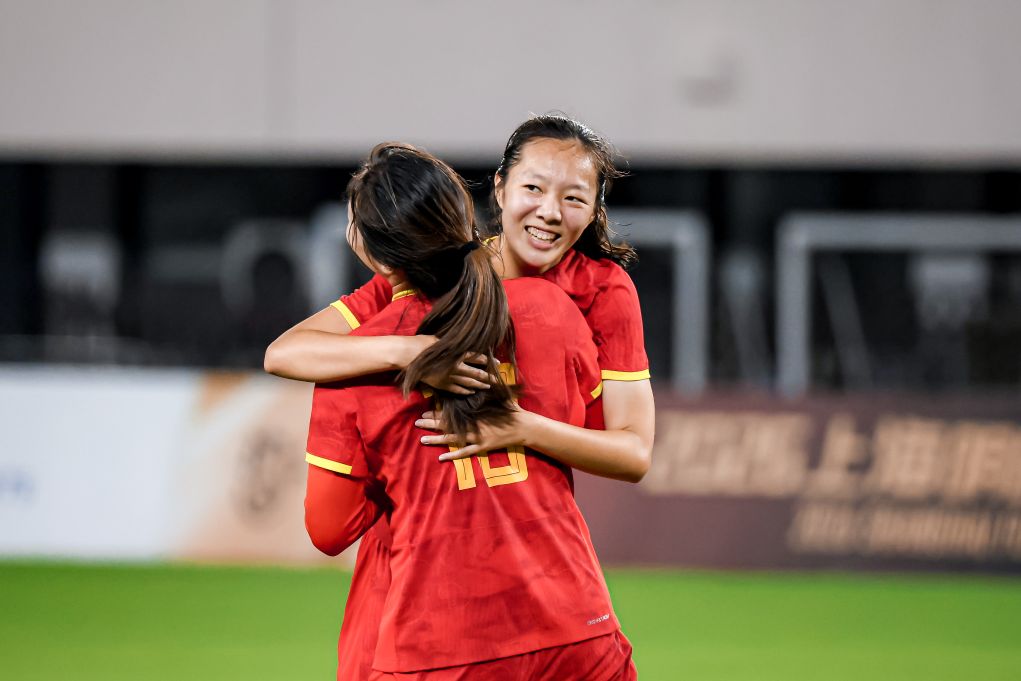 横扫欧洲豪门！三战全胜零失球，中国U17女足踢出霸气一战
 
全网刷屏！上海明日之星冠军杯女子组小组赛收官，中国U17女足交出一份震撼成绩单！
对阵曼城、拜仁、皇马三大欧洲豪门梯队，三战全胜，狂轰14球，全程零失球，以小组头名强势晋级淘汰赛！谁能想到，这群年轻小姑娘面对国外青训强队，全程掌控赛场，尽
