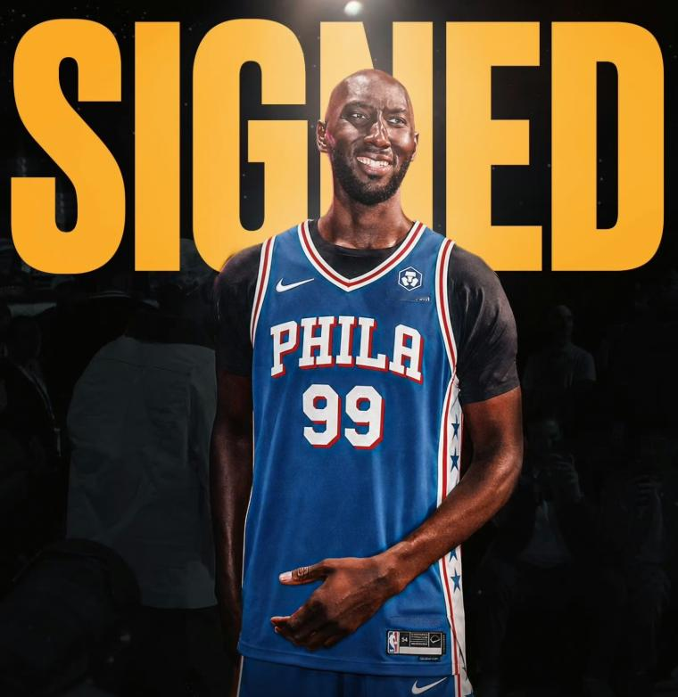 NBA自由市场进入尾声，各队补强进入精耕细作阶段。过去一天，联盟传来三条消息，分别对应着三种截然不同的处境：有人挤破头想进来，有人狮子大开口要留下，还有人低声下气求回来。
先看第一条。76人队一口气签下三名Exhibit 10合同球员，其中有个名字中国球迷太熟了——塔克法尔。2米29的身高，站着就能