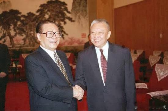 #香港首任特首董建华逝世#
董老是位伟人，希望他一路走好
[蜡烛][蜡烛][蜡烛] ​