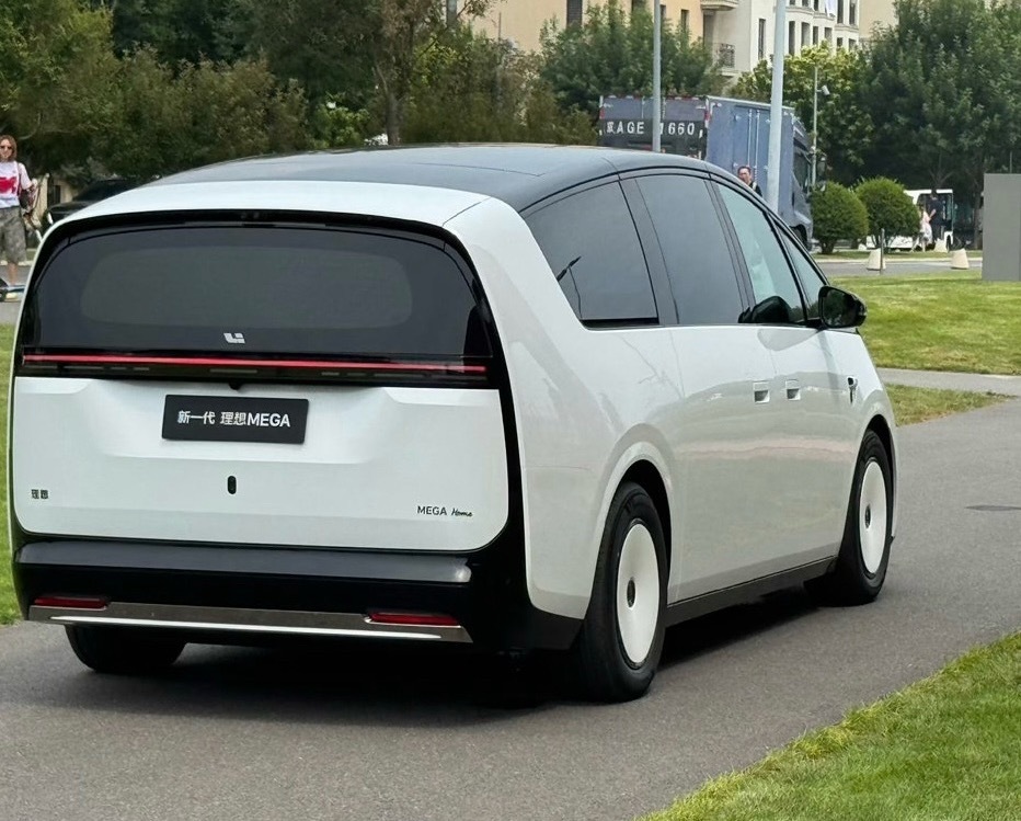 理想MEGA中期改款车型成为近期焦点，2026成都车展前夕实车曝光引发热议，"大饼轮毂""后轮转向""4激光雷达"等硬核升级成为关注核心。

核心升级：底盘与智驾大幅补课
底盘迎来重大升级：新款MEGA换装800V主动防倾魔毯底盘，新增主动防倾杆，支持侧倾迎宾和主动侧倾防护功能
转向系统补齐短板：全系标配 ​