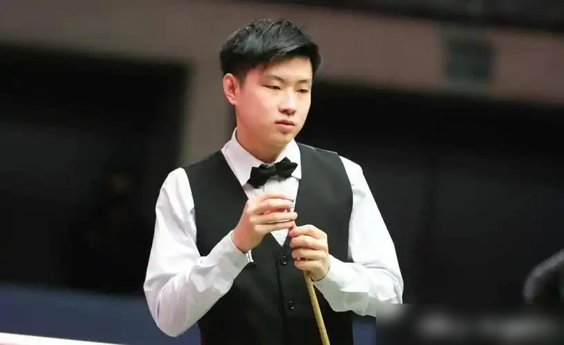 爆冷一边倒！新王旧王巅峰战打成碾压局，特鲁姆普5‑1拿下赵心童晋级四强
本来所有人都盼着一场火星撞地球的顶级对攻大战，谁也没料到这场新旧世界第一的对决走势会如此出乎意料。
全场比赛赵心童简直像在梦游，进球成功率暴跌到52%，简单球频频失误。除了第三局打出一杆100分，剩下时间几乎全被摁在椅子上，