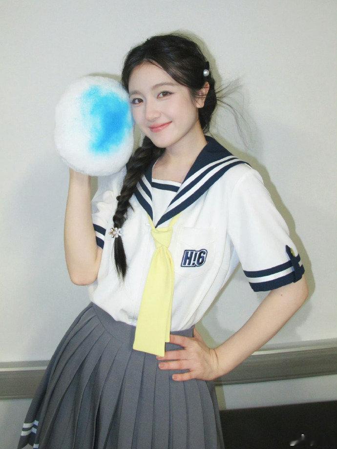 #李兰迪美人娇嗔名场面##你好星期六#真的被李兰迪的氛围感狠狠拿捏，在你好星期六的即兴小演绎，没有刻意装嗲，那种自然流露的娇嗔感太难得，眉眼神态一瞬间和苏橙橙重合，看完反复循环这段片段。 ​