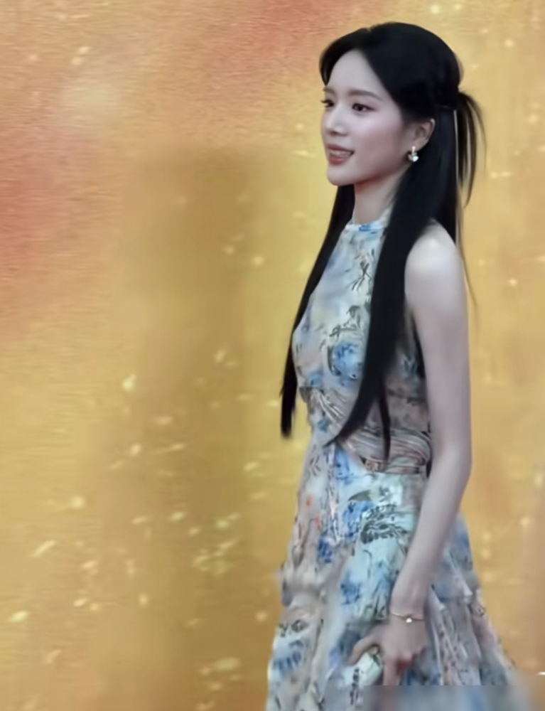 金融系女大学生，出道半年，直接把影后奖杯抱回家了。
李思潼，04年广东揭阳妹子，读的是广东财经大学金融工程。没上过一节表演课，纯素人。
今年4月她第一部电影《给阿嬷的情书》上映，演个泰籍华裔女人，从少女一路演到老太太。8月长春电影节，金鹿奖最佳女演员，落她头上了。
00后非科班，拿影后。这路子