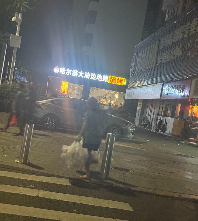 凌晨时分，看到一位大约70岁的老奶奶提着两袋矿泉水瓶冲红灯过马路，她只为争夺多秒多捡一个罐子，很是心酸，有人问咱，你都开迈巴赫了为什么还这么努力？因为咱每天都看到了社会的另外一幕！  ​​​#黄金##金价# ​