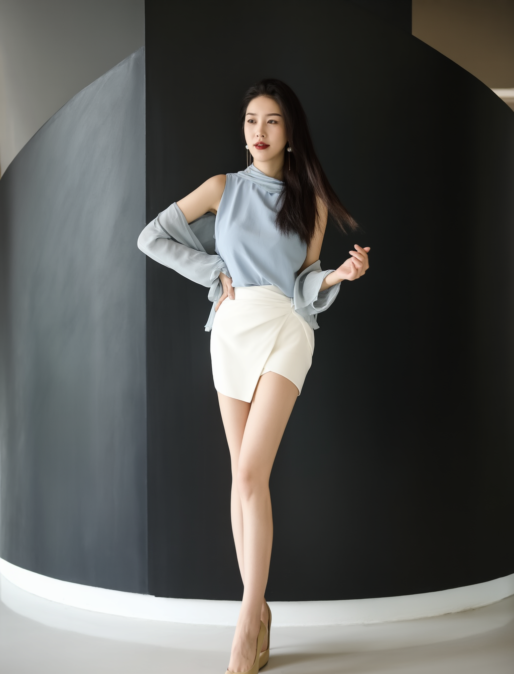 晴空蓝白·夏日职场的清新美学！ 无袖浅蓝上衣以垂坠感营造轻盈氛围，不对...