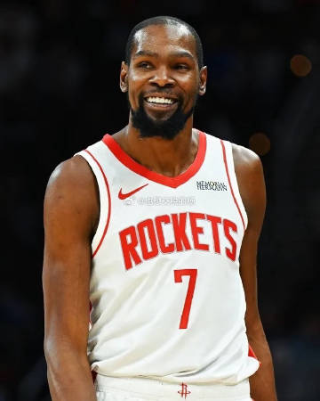 杜兰特生涯至今最重要的荣誉，基本都是在雷霆和勇士拿的：<br />1...