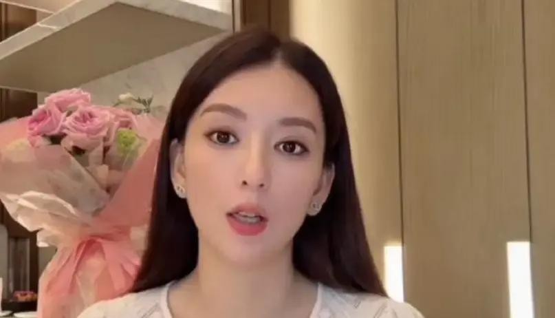 方媛挺着八个月孕肚在香港街头拦出租车送两个女儿上学，郭富城车库里停着28台限量超跑。
2025年8月20日，港媒拍到这一幕。同一年，她怀三胎，穿199元的碎花裙逛超市，自己推购物车挑青菜。孕晚期穿七厘米高跟鞋逛街，菲佣扛大包。郭富城被拍到在机场自己举行李箱上货架，方媛在旁站着。她怀三胎初期，没有第一