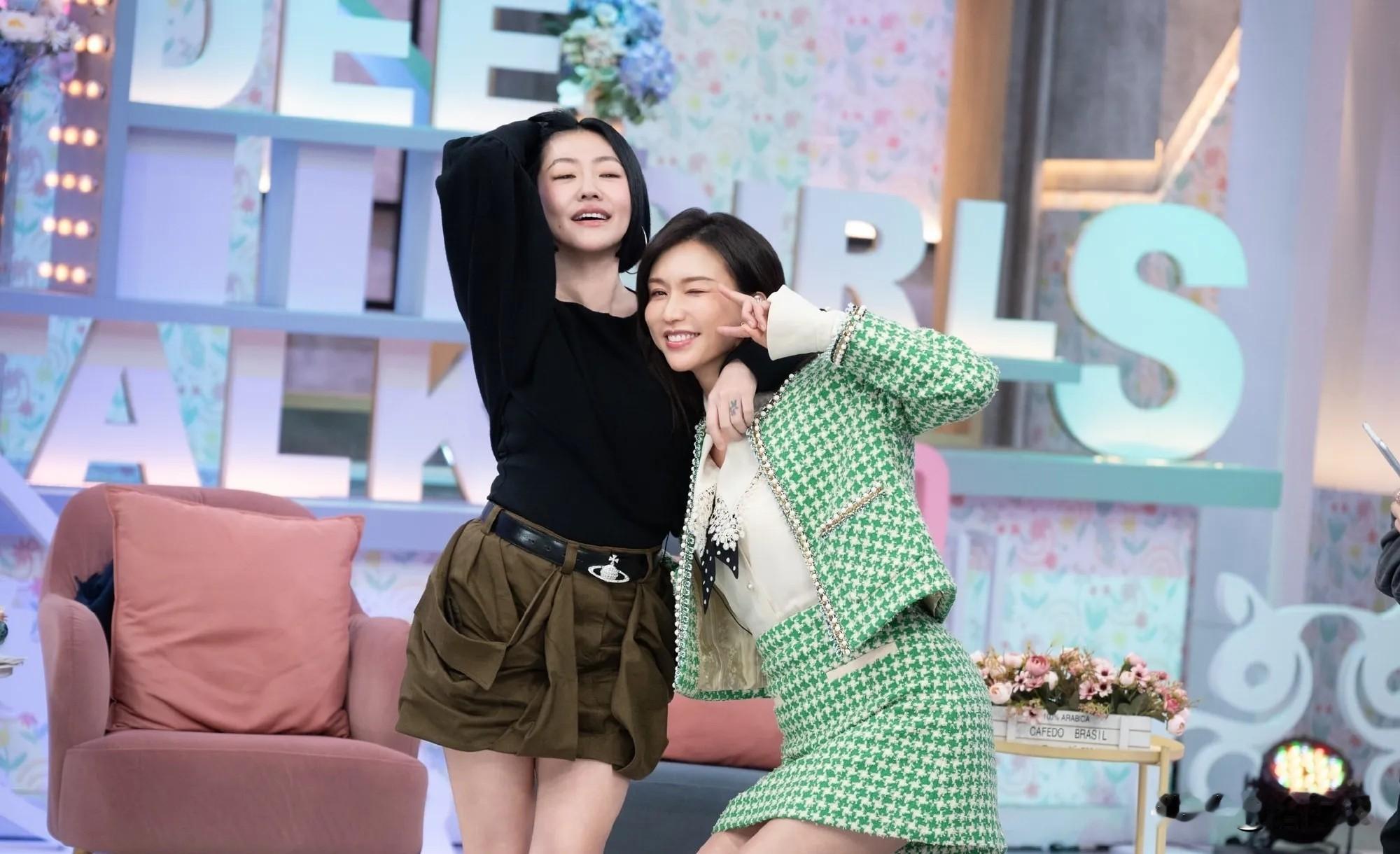 林志玲：“你骂我吧，我就是想被你骂。”
小S：“你为什么不在化妆间哭？要在观众面前哭？这样我等一下问犀利问题会被骂很狠耶！”
林志玲：（泛泪解释）“我真的很怀念被小S调侃的日子，现在变成‘她骂我’也觉得好甜蜜。”
小S：“少来这套！”
林志玲：“那种伤痛可能会一直在，但你还是走出来了。”
小S：“因