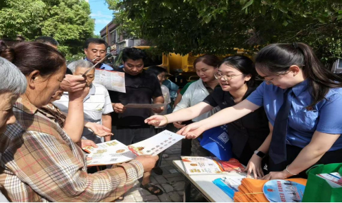 【法治进社区、服务零距离！龙子湖法院“四员两师”守护一方安宁】
为坚持和发展新时代“枫桥经验”，推动司法力量深度融入基层网格化治理，近日，龙子湖区人民法院刑事审判庭干警走进东风街道官塘社区、望湖社区、望山社区、向湖社区，开展“四员两师”进社区法治服务活动，切实打通司法服务群众的“ ​