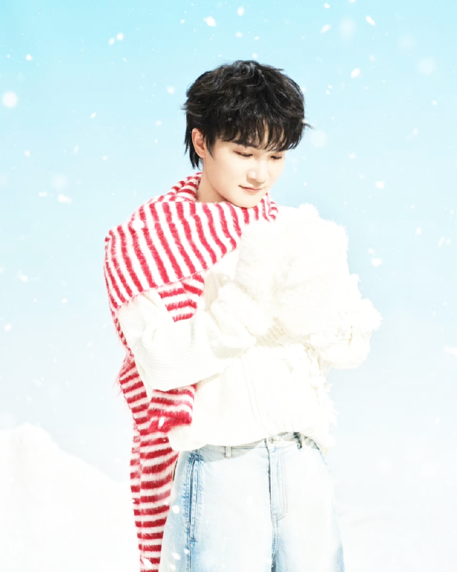 如果你知道连支付宝集福主题曲都是周深演唱的，那么你也会为他骄傲吧？

“我们总是绕啊绕，绕尽千里路也望向归途”，许多人应该都听过这一句，《望》这首歌发布于2020年，那一年刚好是属于疫情时期。

在2019年底，疫情新冠刚刚开始出现，随后在2020年初就开始在武汉大规模的爆发，无数人陷入了恐慌。