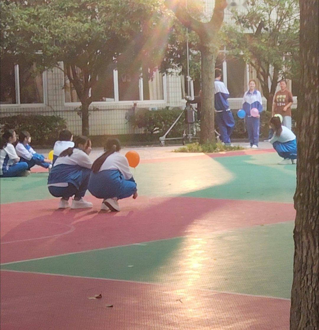 风玲巷之夏
​我们学院居然有人来拍短剧！¿
​注意到男女主了吗，好想去要个签名 #刘宇航##郭宇欣# ​