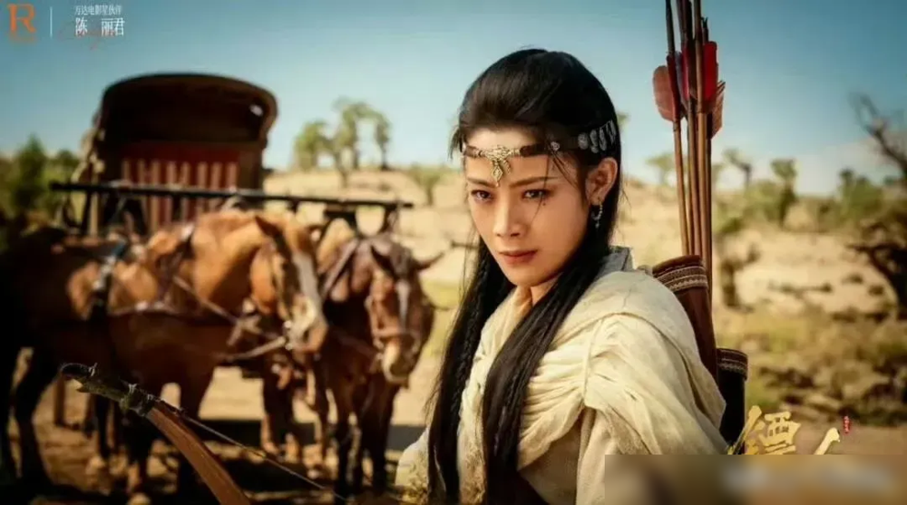 陈丽君演贾廷，一个眼神能把人看毛了，关晓彤拿什么接《大帝姬》。
那戏里她演东厂义子，玉面修罗。对恩人，眼里能拉丝；对仇人，眼珠子一冷，跟刀子似的。推门、甩扇子，全是戏。观众说她老公不是性别，是感觉。就这，2024年直接拿了戏曲电影大展最佳男主角。
再看关晓彤，盘靓条顺，演仙侠公主没问题。可《大帝